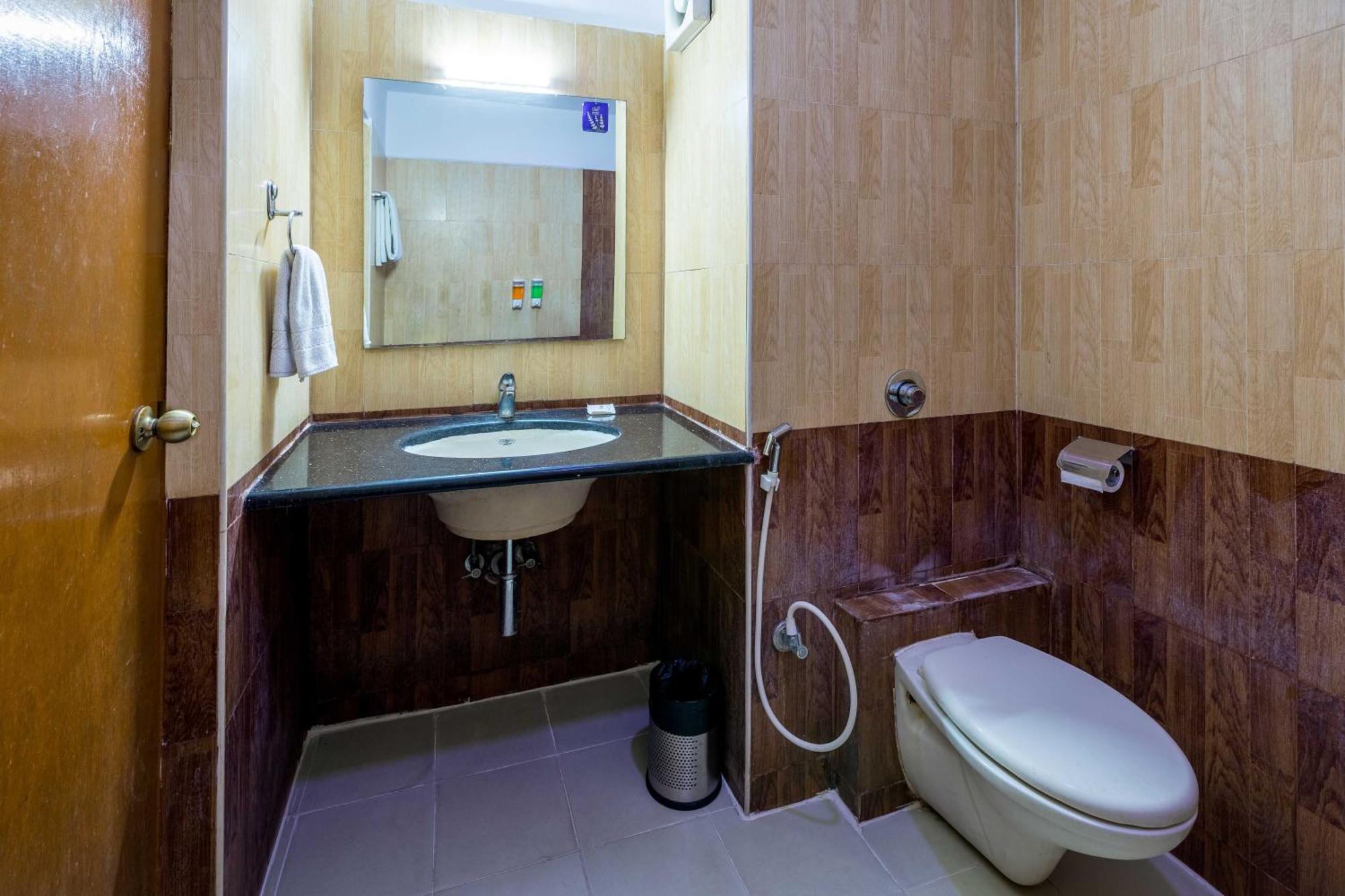 Blue Bliss Hotels By Pph Living Infantry Road Bangalore Exteriör bild