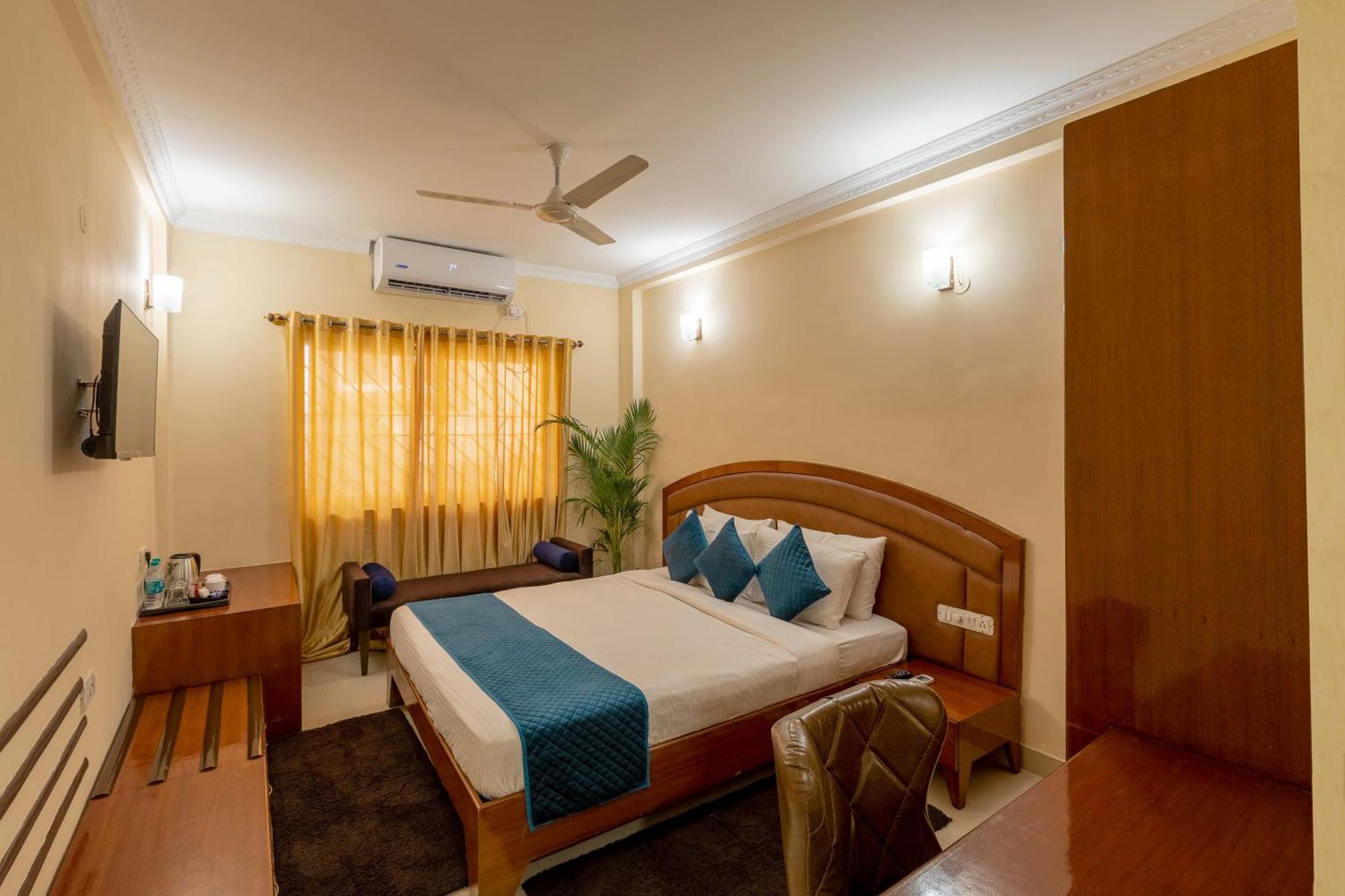 Blue Bliss Hotels By Pph Living Infantry Road Bangalore Exteriör bild