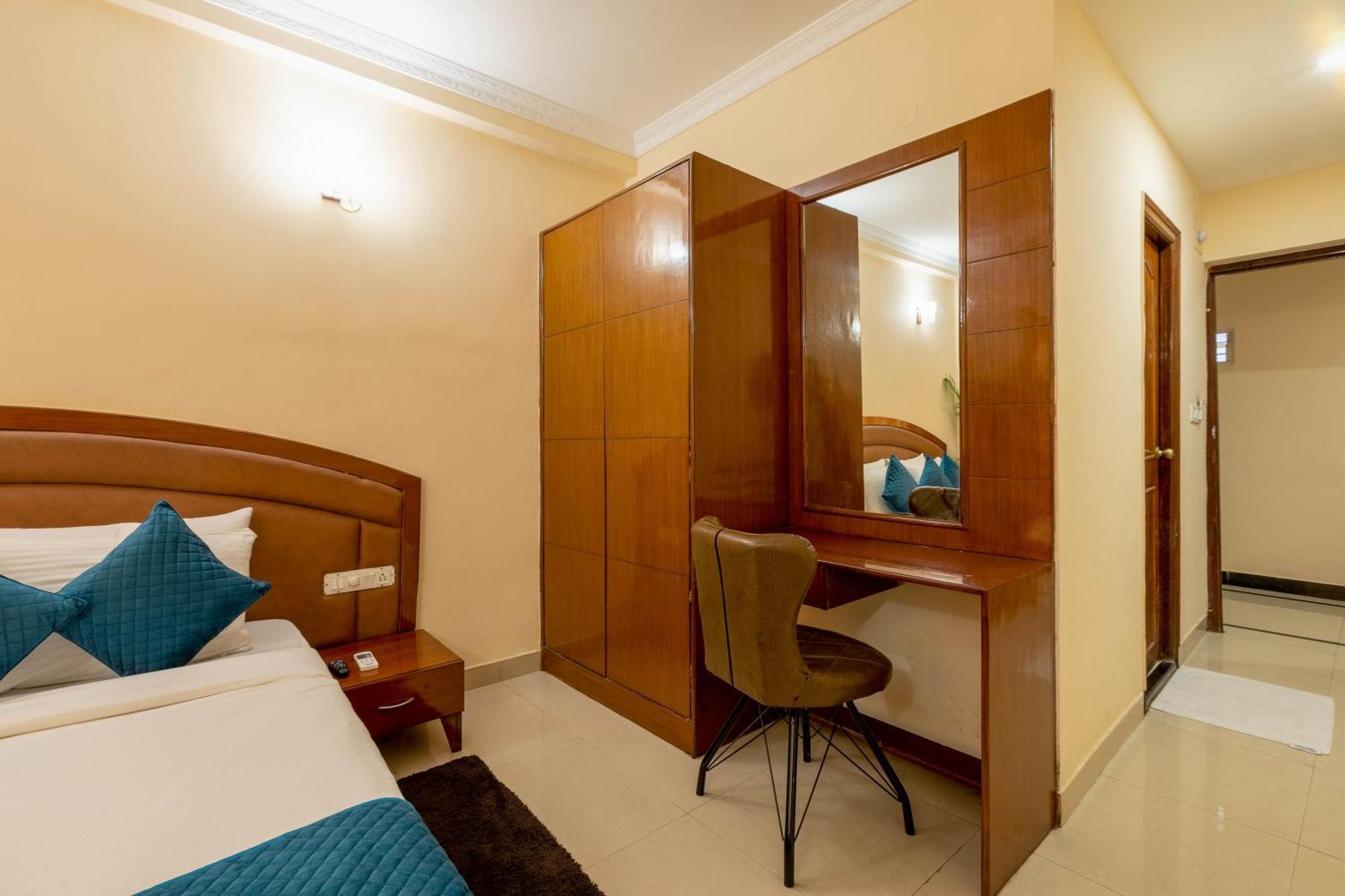 Blue Bliss Hotels By Pph Living Infantry Road Bangalore Exteriör bild