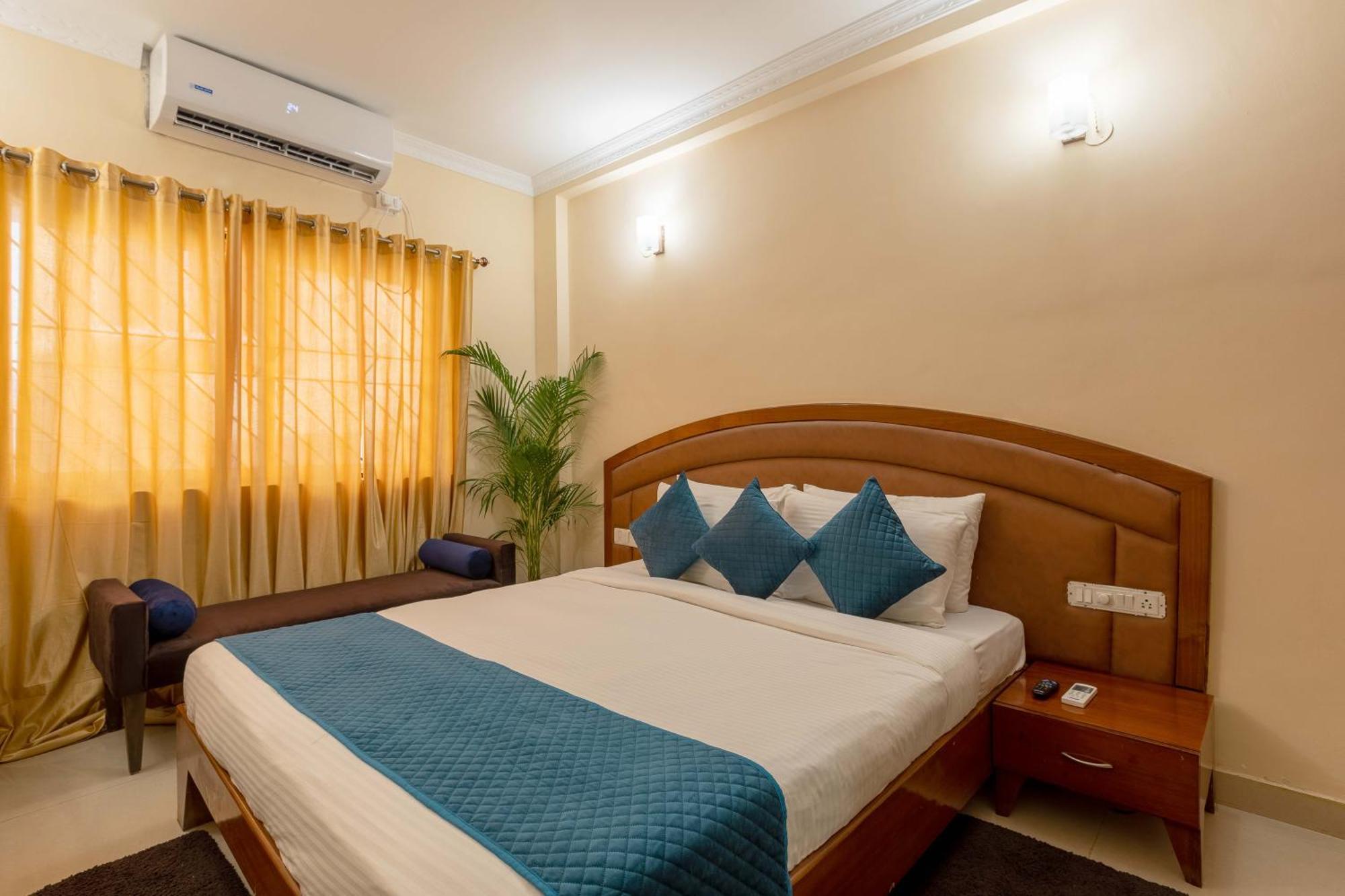 Blue Bliss Hotels By Pph Living Infantry Road Bangalore Exteriör bild