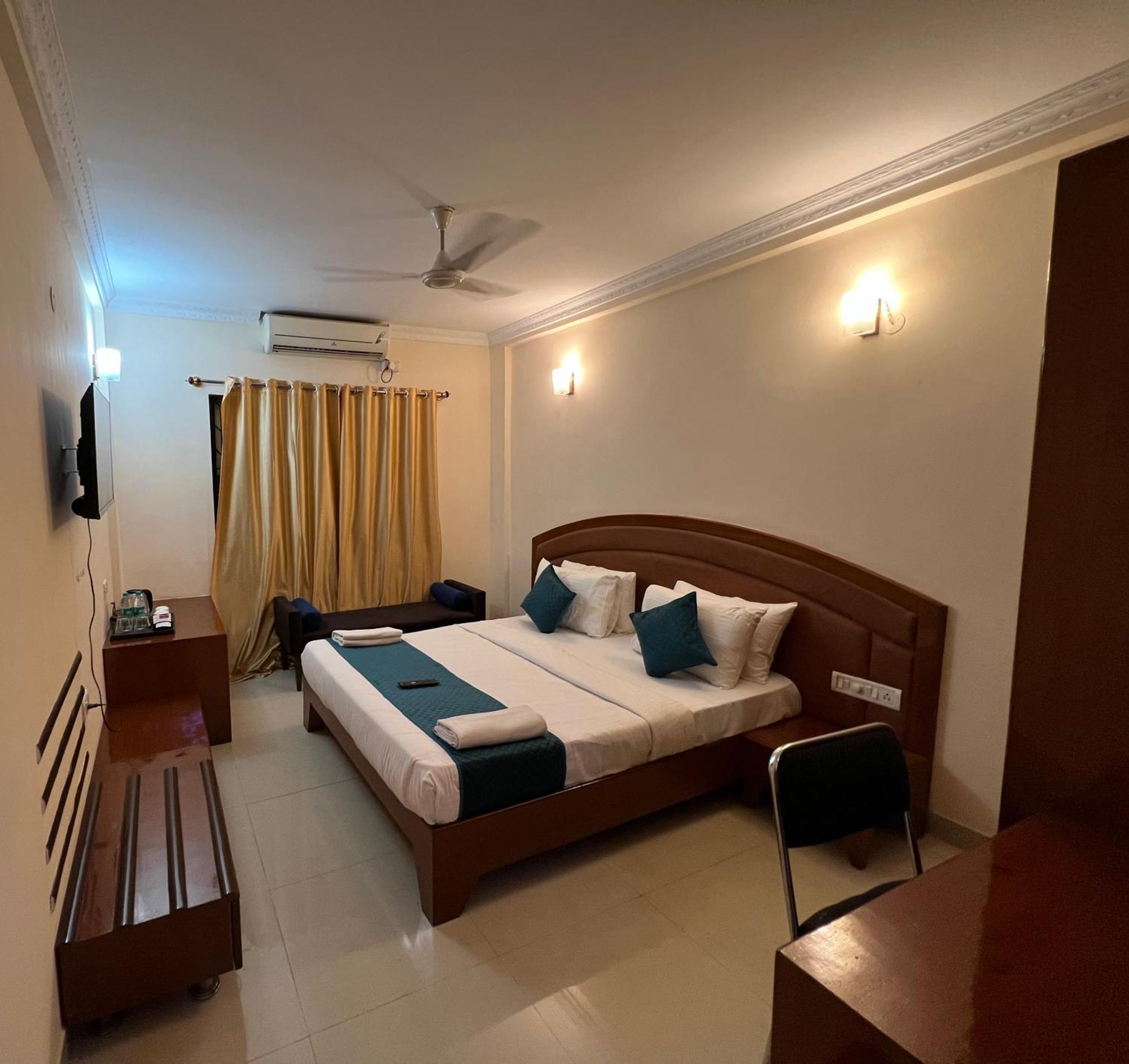 Blue Bliss Hotels By Pph Living Infantry Road Bangalore Exteriör bild