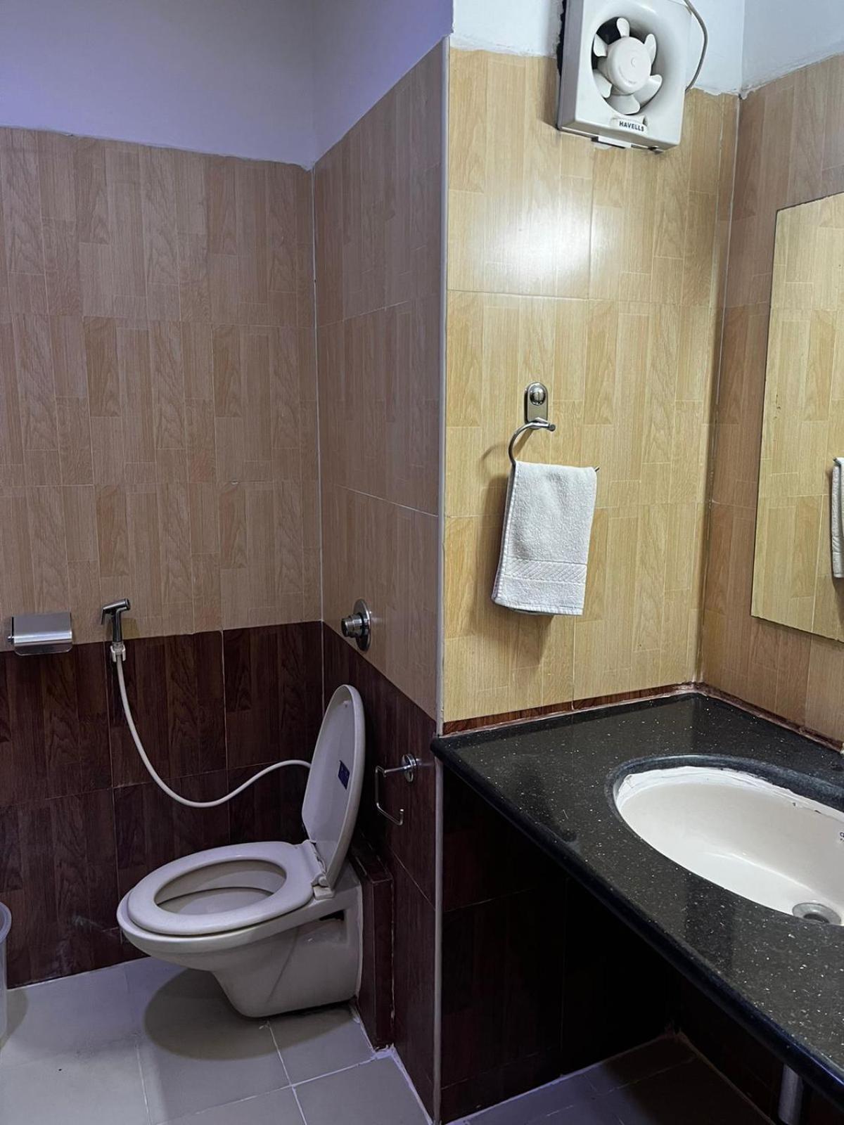 Blue Bliss Hotels By Pph Living Infantry Road Bangalore Exteriör bild